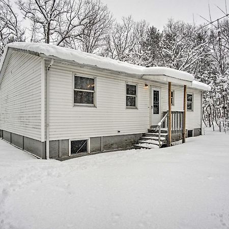 Wooded Twin Lakes Retreat 13 Mi To Lake Michigan! Екстер'єр фото