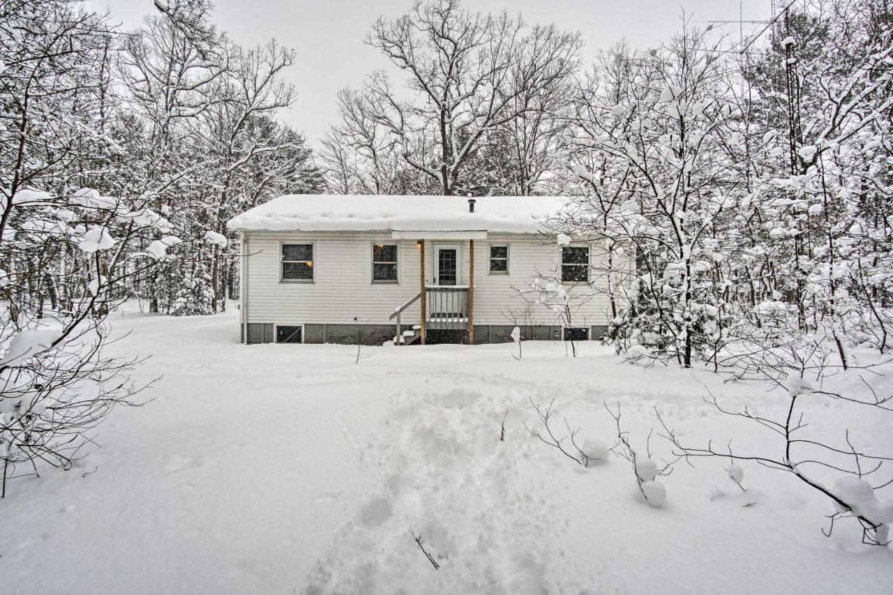 Wooded Twin Lakes Retreat 13 Mi To Lake Michigan! Екстер'єр фото