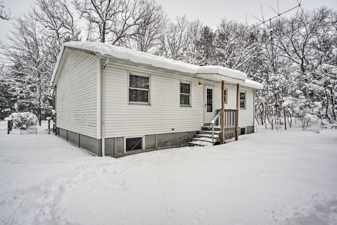 Wooded Twin Lakes Retreat 13 Mi To Lake Michigan! Екстер'єр фото