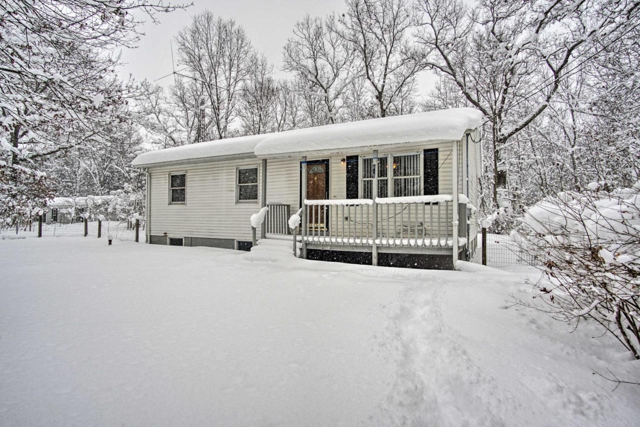 Wooded Twin Lakes Retreat 13 Mi To Lake Michigan! Екстер'єр фото