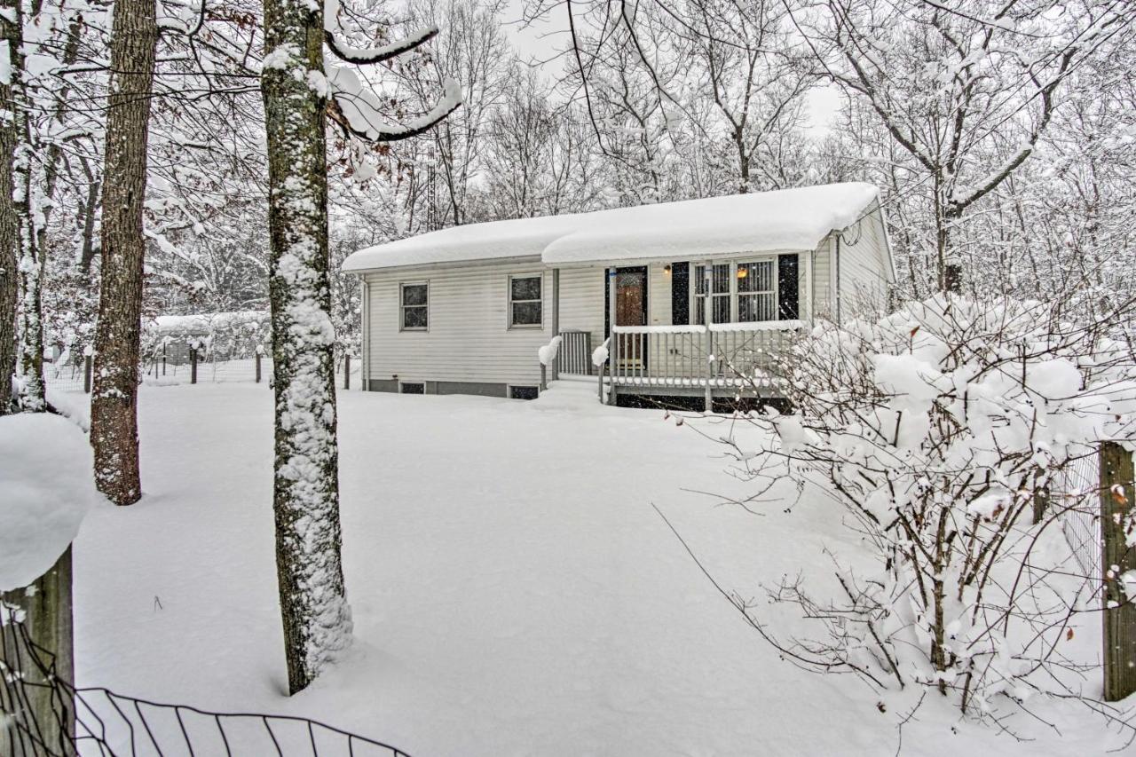 Wooded Twin Lakes Retreat 13 Mi To Lake Michigan! Екстер'єр фото